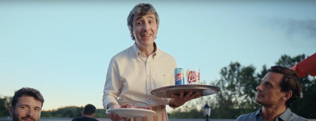 LA CASERA Sola y con el camarero - TXISTUMAN
